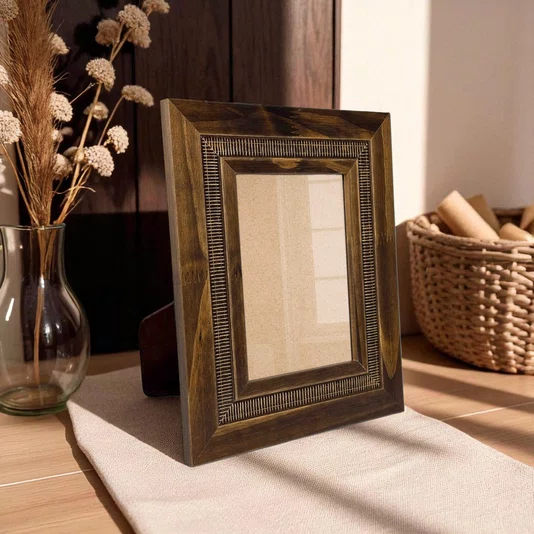 Porta Retrato Com Moldura com Friso e Gravação de Padrão de Traços com Suporte e Frente em Vidro - 6,6x1,7