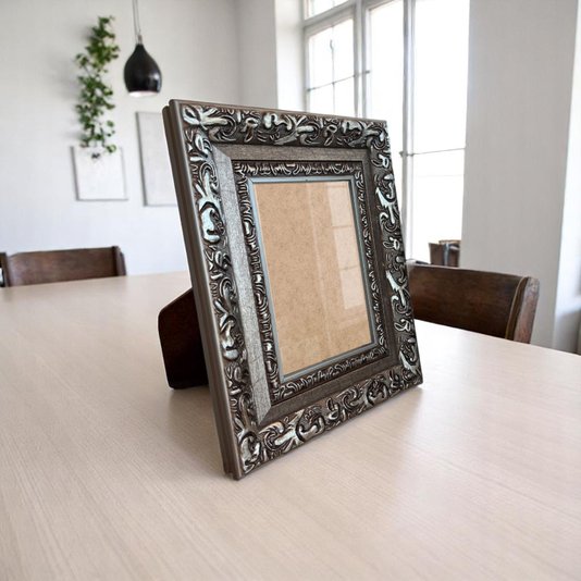 Porta Retrato Com Moldura De Gravação De Arabescos Com Suporte E Frente Em Vidro - 7,2x3,3