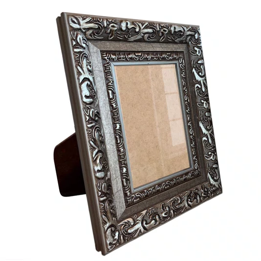 Porta Retrato Com Moldura De Gravação De Arabescos Com Suporte E Frente Em Acetato - 7,2x3,3