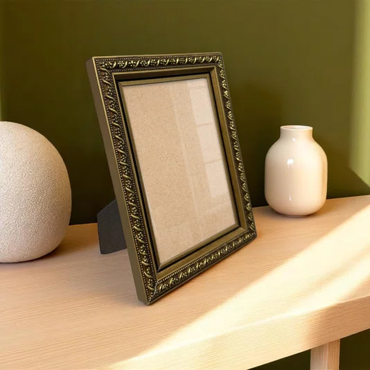 Porta Retrato Com Moldura De Gravação Floral Em Relevo Com Filete Perolado e Acabamento Dourado Metalizado Com Suporte e Frente Em Vidro - 2,1x1,8