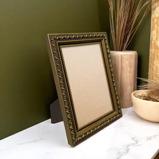Porta Retrato Com Moldura De Gravação Floral Em Relevo Com Filete Perolado e Acabamento Dourado Metalizado Com Suporte e Frente Em PVC Antirreflexo - 2,1x1,8