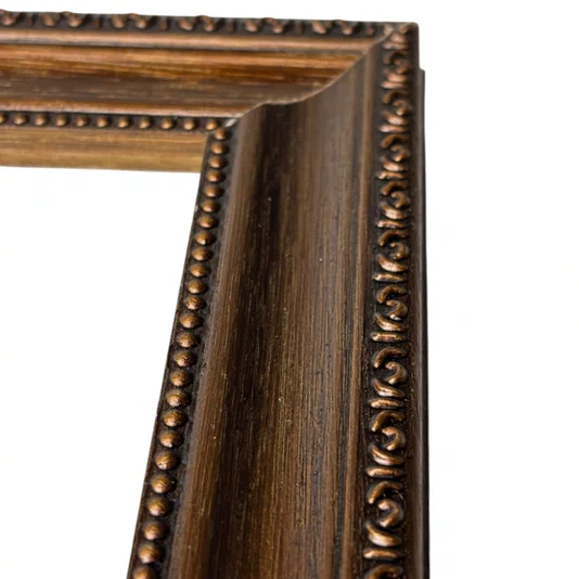 Porta Retrato Com Moldura de Madeira Clássica com Detalhes Gravados Com Suporte E Frente Em Acetato - 3,2x1,5