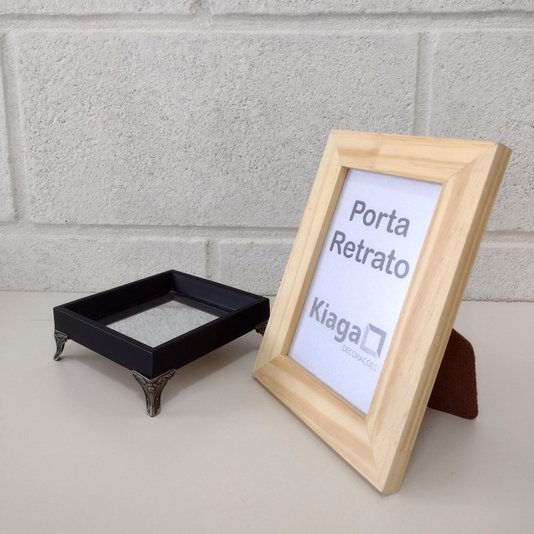 Porta Retrato com Moldura de Pinus Natural e PVC Mais Fundo com Suporte - 3x1,5