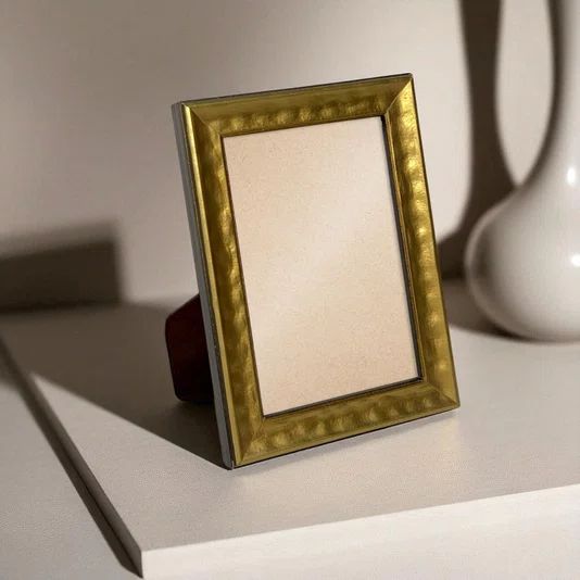 Porta Retrato Com Moldura Efeito Metal Martelado Com Suporte E Frente Em PVC Antirreflexo - 2x1,8