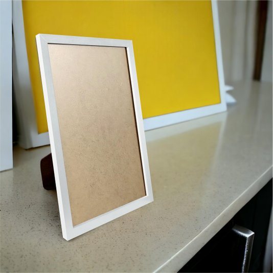 Porta Retrato com Moldura Minimalista e PVC Mais Fundo com Suporte - 1,5x1