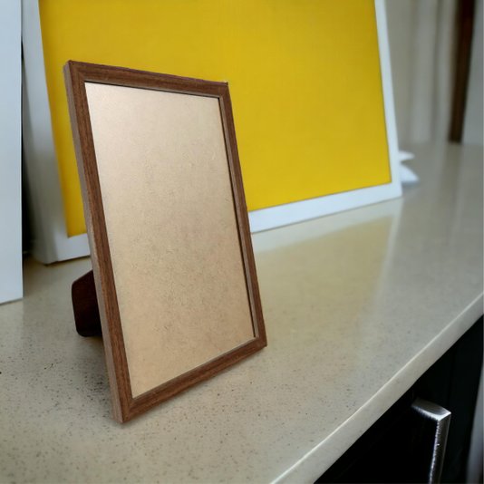 Porta Retrato com Moldura Minimalista e PVC Mais Fundo com Suporte - 1,5x1