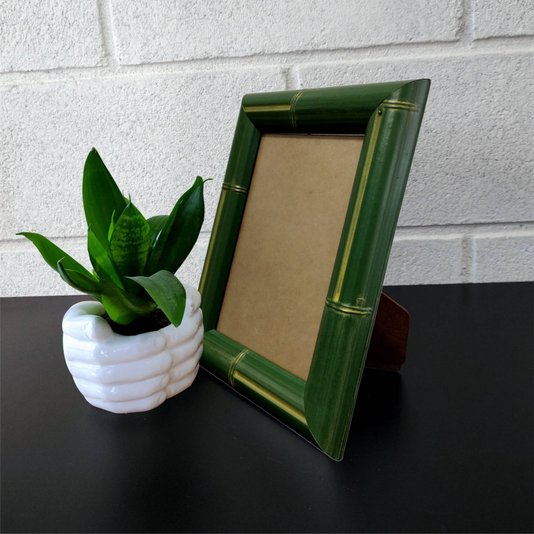 Porta Retrato de Moldura com Gravação de Bambu e PVC Antirreflexo Mais Fundo com Suporte - 4,3x2,3