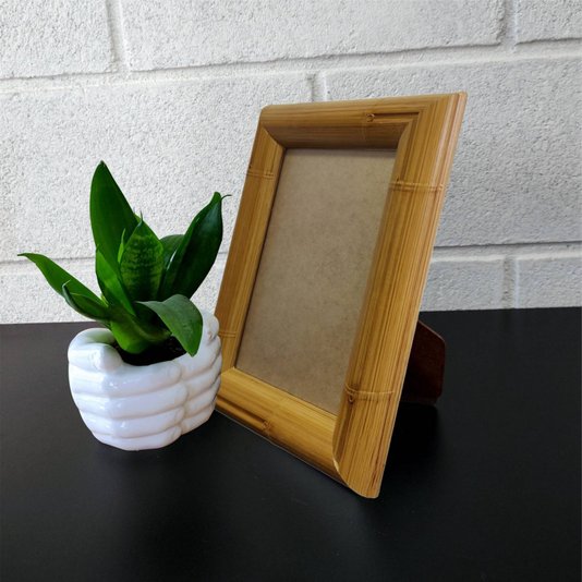 Porta Retrato de Moldura com Gravação de Bambu e PVC Antirreflexo Mais Fundo com Suporte - 4,3x2,3
