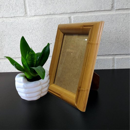 Porta Retrato de Moldura com Gravação de Bambu e Vidro Mais Fundo com Suporte - 4,3x2,3