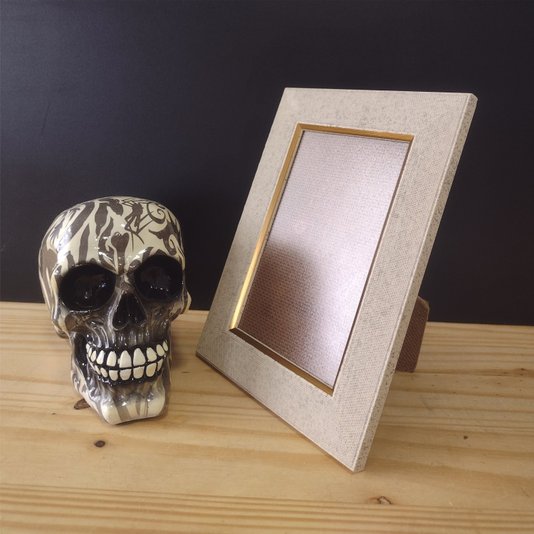 Porta Retrato de Moldura com Gravação de Textura de Tecido e PVC Mais Fundo com Suporte - 2,8x1