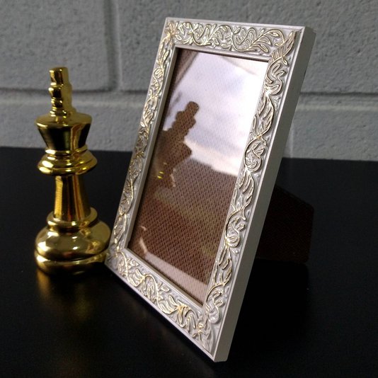 Porta Retrato de Moldura com Gravação de Folhagens e Acetato Mais Fundo com Suporte - 2x1