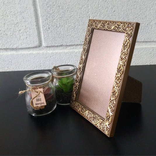 Porta Retrato de Moldura com Gravação de Folhagens e PVC Mais Fundo com Suporte - 2x1
