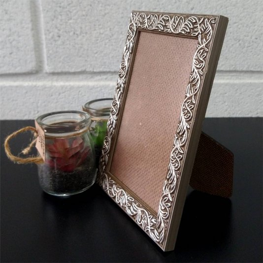 Porta Retrato de Moldura com Gravação de Folhagens e PVC Mais Fundo com Suporte - 2x1