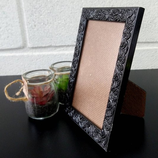 Porta Retrato de Moldura com Gravação de Folhagens e PVC Mais Fundo com Suporte - 2x1