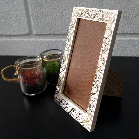 Porta Retrato de Moldura com Gravação de Folhagens e PVC Mais Fundo com Suporte - 2x1
