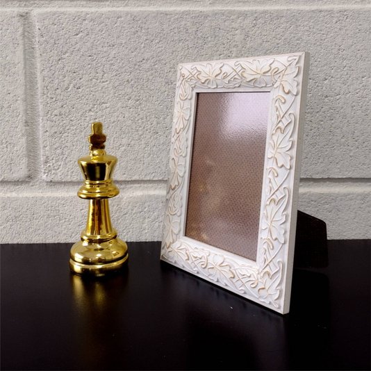 Porta Retrato de Moldura com Gravação de Folhas Ornamentais e PVC Mais Fundo com Suporte - 3x1,5