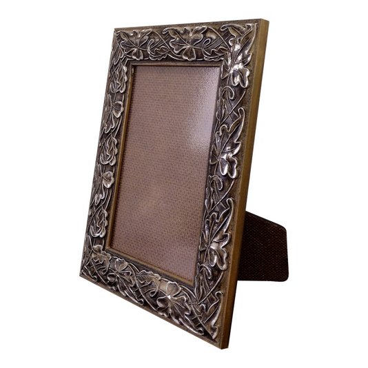 Porta Retrato de Moldura com Gravação de Folhas Ornamentais e PVC Mais Fundo com Suporte - 3x1,5