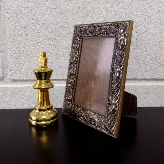 Porta Retrato de Moldura com Gravação de Folhas Ornamentais e PVC Mais Fundo com Suporte - 3x1,5