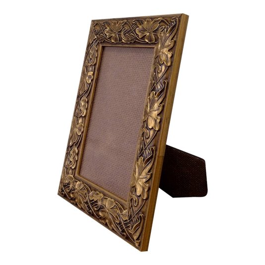 Porta Retrato de Moldura com Gravação de Folhas Ornamentais e PVC Mais Fundo com Suporte - 3x1,5