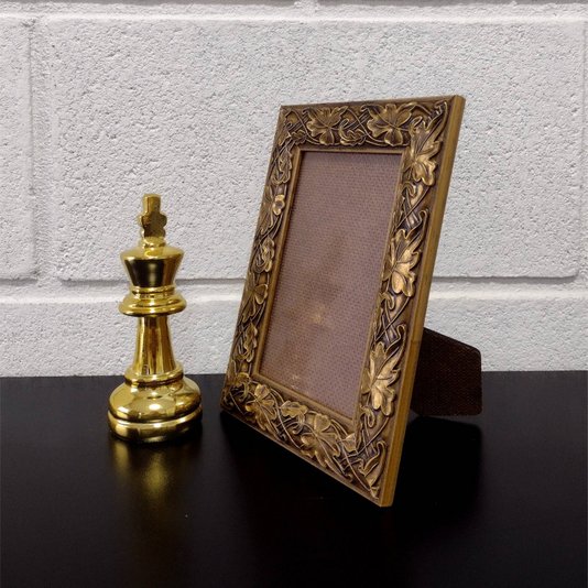 Porta Retrato de Moldura com Gravação de Folhas Ornamentais e PVC Mais Fundo com Suporte - 3x1,5