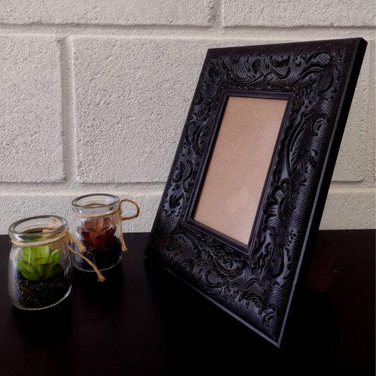 Porta Retrato de Moldura Provençal com Gravação e PVC Mais Fundo com Suporte - 6x1,5