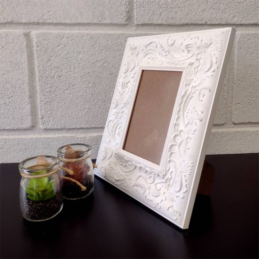 Porta Retrato de Moldura Provençal com Gravação e PVC Mais Fundo com Suporte - 6x1,5