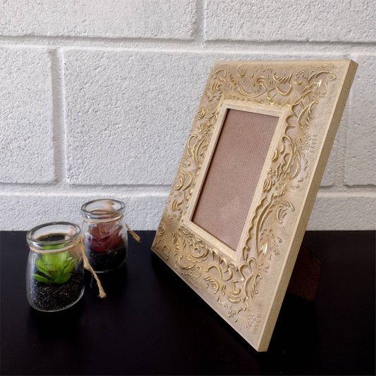 Porta Retrato de Moldura Provençal com Gravação e PVC Mais Fundo com Suporte - 6x1,5