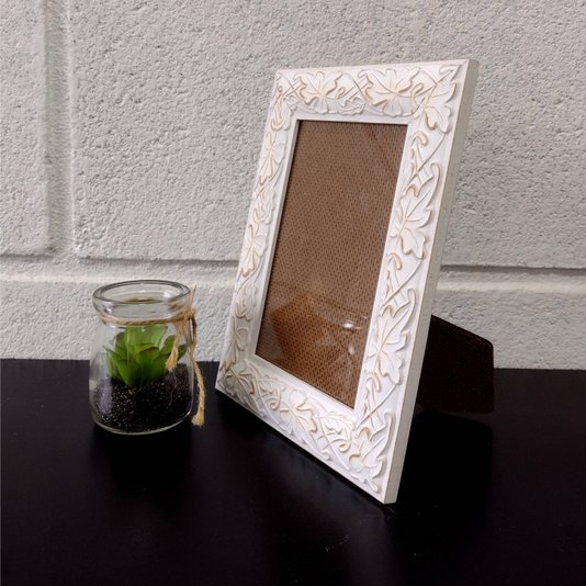 Porta Retrato de Moldura com Gravação de Folhas Ornamentais e Vidro Mais Fundo com Suporte - 3x1,5