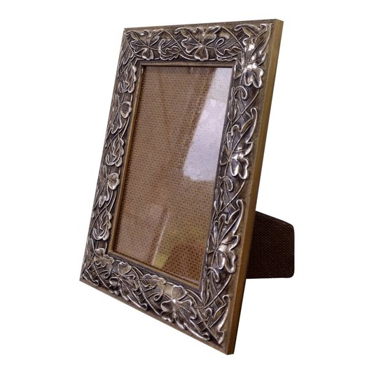 Porta Retrato de Moldura com Gravação de Folhas Ornamentais e Vidro Mais Fundo com Suporte - 3x1,5
