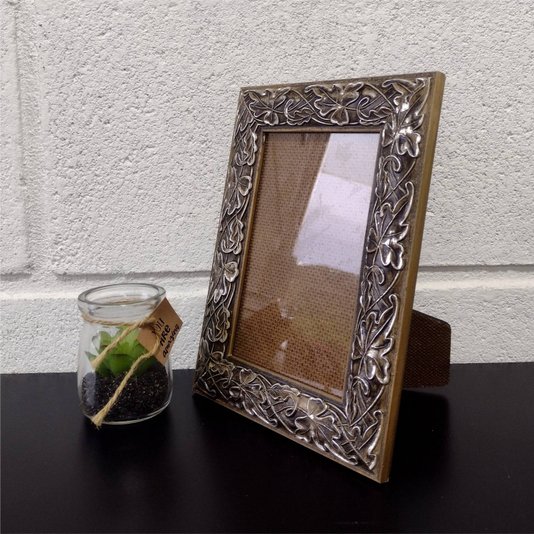 Porta Retrato de Moldura com Gravação de Folhas Ornamentais e Vidro Mais Fundo com Suporte - 3x1,5