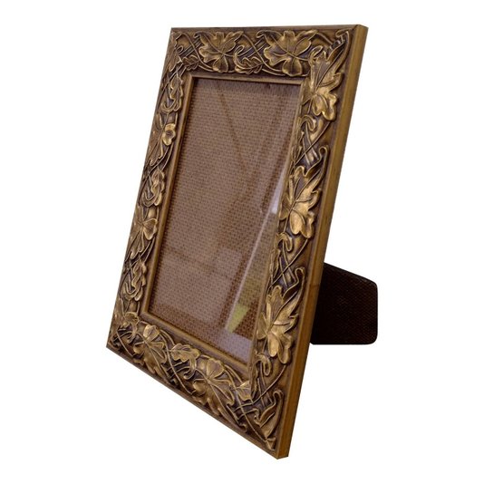 Porta Retrato de Moldura com Gravação de Folhas Ornamentais e Vidro Mais Fundo com Suporte - 3x1,5
