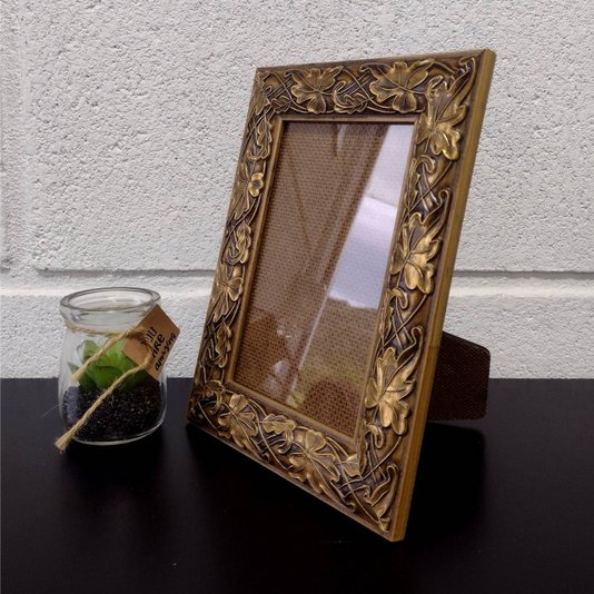 Porta Retrato de Moldura com Gravação de Folhas Ornamentais e Vidro Mais Fundo com Suporte - 3x1,5