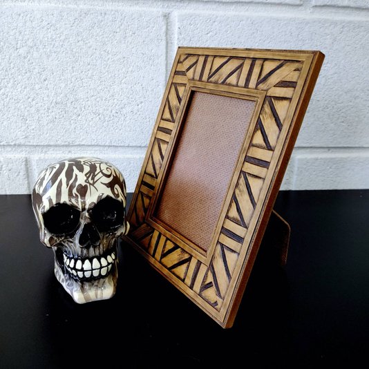 Porta Retrato de Moldura em Madeira Natural com Gravação e PVC Mais Fundo com Suporte - 4,5x1,2