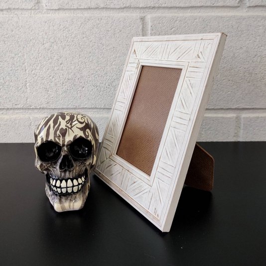 Porta Retrato de Moldura em Madeira Natural com Gravação e PVC Mais Fundo com Suporte - 4,5x1,2