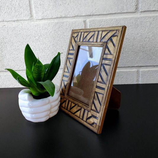 Porta Retrato de Moldura em Madeira Natural com Gravação e Vidro Mais Fundo com Suporte - 4,5x1,2