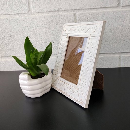 Porta Retrato de Moldura em Madeira Natural com Gravação e Vidro Mais Fundo com Suporte - 4,5x1,2
