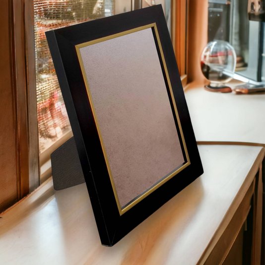 Porta Retrato de Moldura Laqueada Gesso com Filete Dourado e PVC Mais Fundo com Suporte - 3x1,5
