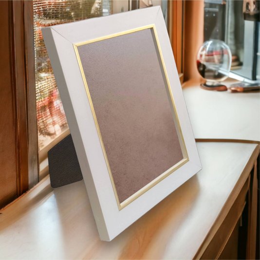 Porta Retrato de Moldura Laqueada Gesso com Filete Dourado e PVC Mais Fundo com Suporte - 3x1,5