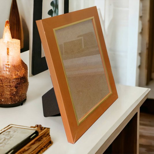 Porta Retrato de Moldura Laqueada Gesso com Filete Dourado e Vidro Mais Fundo com Suporte - 3x1,5