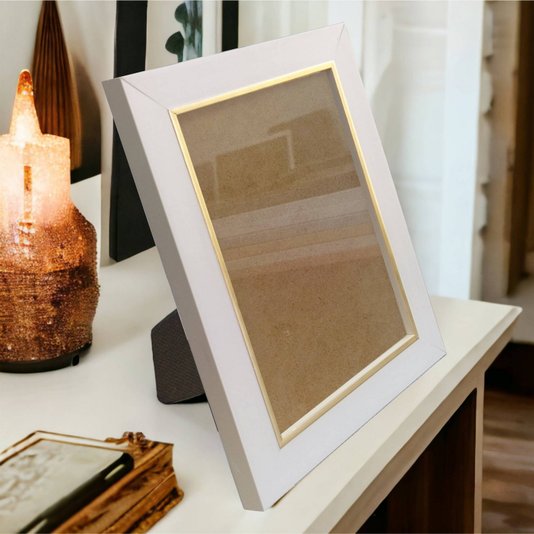 Porta Retrato de Moldura Laqueada Gesso com Filete Dourado e Vidro Mais Fundo com Suporte - 3x1,5
