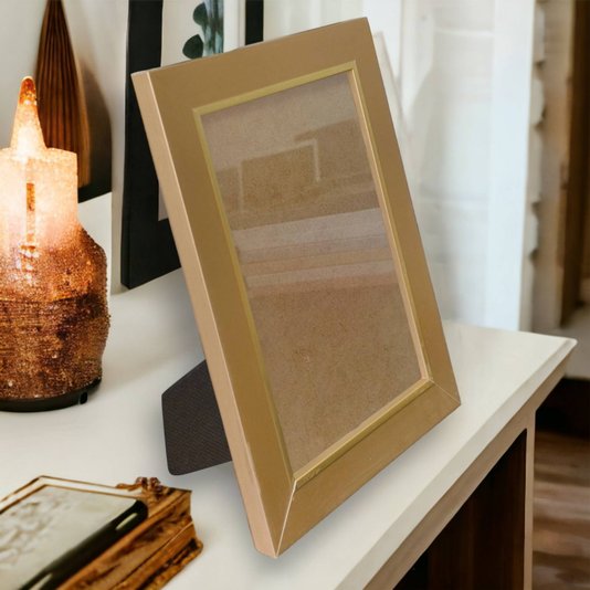 Porta Retrato de Moldura Laqueada Gesso com Filete Dourado e Vidro Mais Fundo com Suporte - 3x1,5