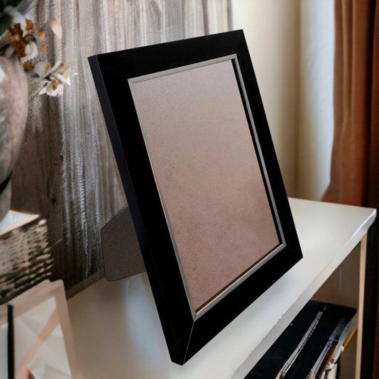 Porta Retrato de Moldura Laqueada Gesso com Filete Prata e PVC Mais Fundo com Suporte - 3x1,5