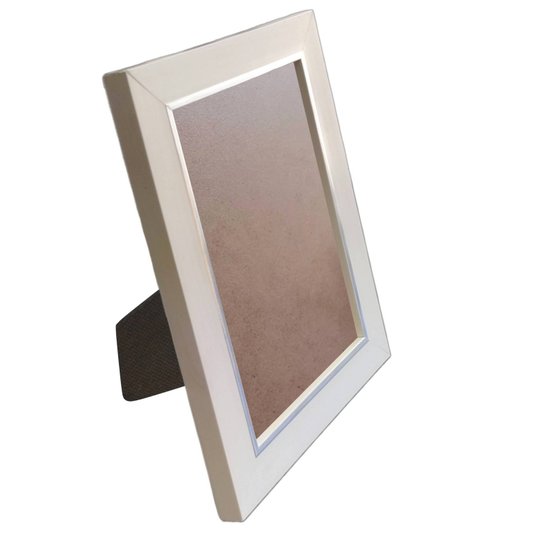 Porta Retrato de Moldura Laqueada Gesso com Filete Prata e PVC Mais Fundo com Suporte - 3x1,5