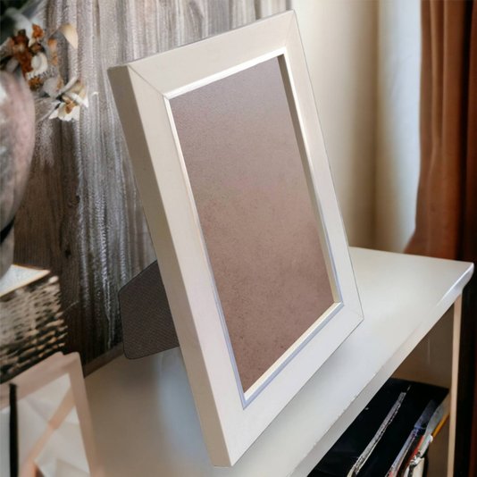 Porta Retrato de Moldura Laqueada Gesso com Filete Prata e PVC Mais Fundo com Suporte - 3x1,5