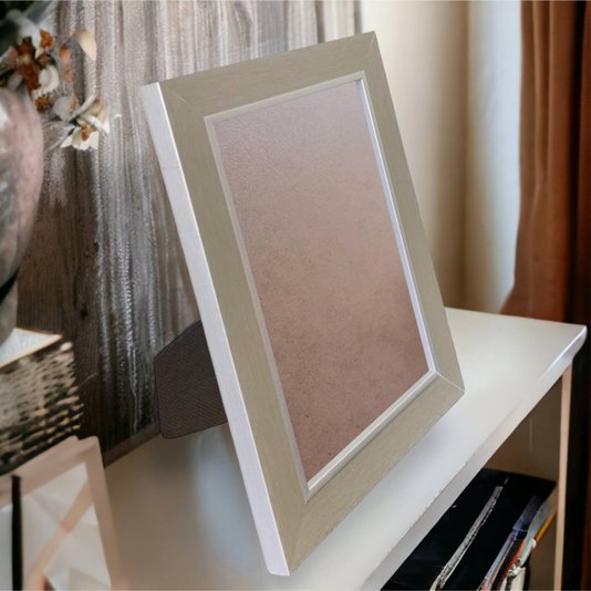 Porta Retrato de Moldura Laqueada Gesso com Filete Prata e PVC Mais Fundo com Suporte - 3x1,5