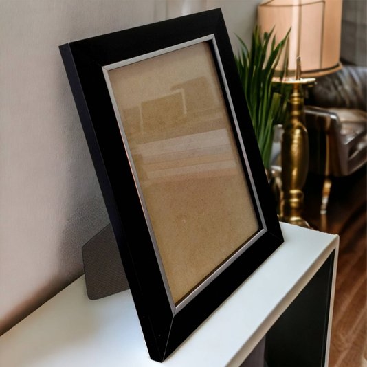 Porta Retrato de Moldura Laqueada Gesso com Filete Prata e Vidro Mais Fundo com Suporte - 3x1,5