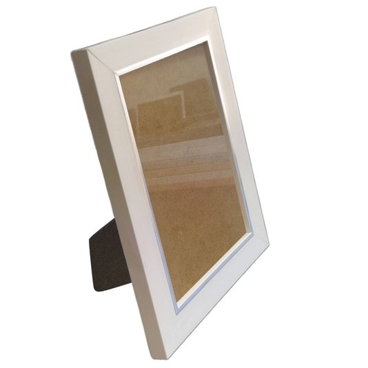 Porta Retrato de Moldura Laqueada Gesso com Filete Prata e Vidro Mais Fundo com Suporte - 3x1,5