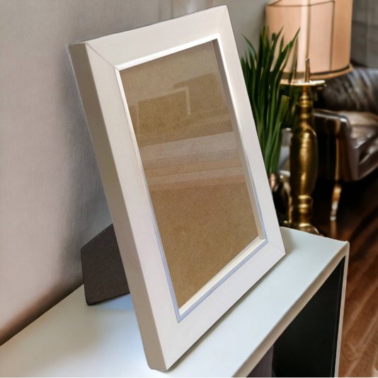 Porta Retrato de Moldura Laqueada Gesso com Filete Prata e Vidro Mais Fundo com Suporte - 3x1,5