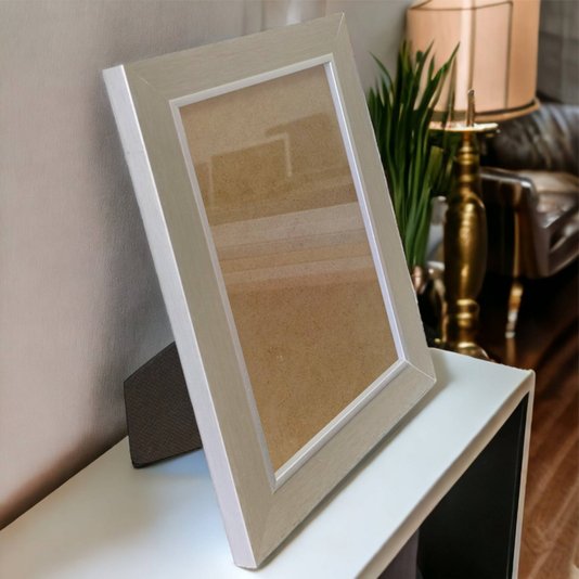 Porta Retrato de Moldura Laqueada Gesso com Filete Prata e Vidro Mais Fundo com Suporte - 3x1,5