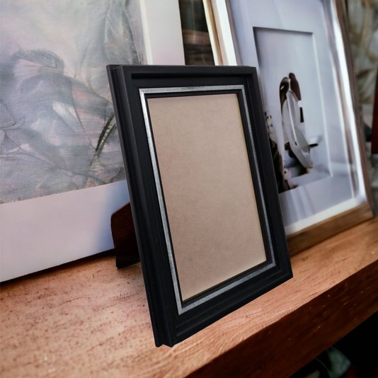 Porta Retrato de Moldura Micro Metalizada e PVC Antirreflexo Mais Fundo com Suporte - 3,4x2,1